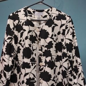 black/white suit coat- dress up a black dress or pants with this jacket size 16